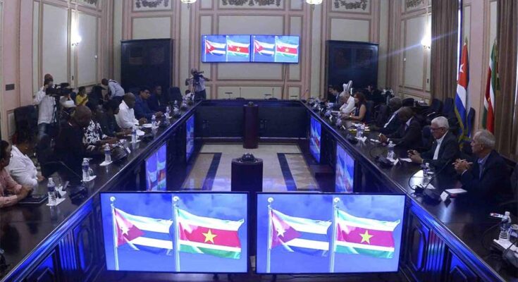 Cuba celebra 45 años de relaciones diplomáticas con Surinam