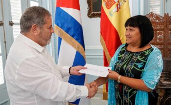 Recibe vicecanciller cubana a representantes de España y la OPS/OMS