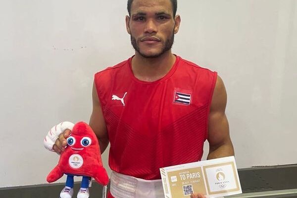 Erislandy Álvarez obtiene el quinto cupo del boxeo cubano para París 2024