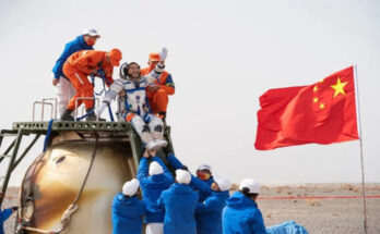 Astronautas chinos completan misión semestral y retornan a la Tierra desde el cosmos