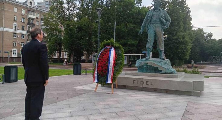 Canciller de Cuba rinde tributo a Fidel y héroes de Rusia
