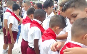 Estudiantes floridanos protagonizan acto simbólico de cambio de atributos pioneriles