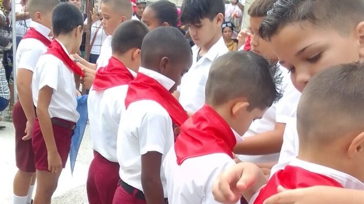 Estudiantes floridanos protagonizan acto simbólico de cambio de atributos pioneriles