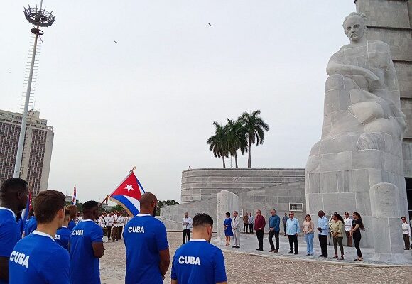 Abanderan a las delegaciones cubanas olímpicas y paralímpicas para los Juegos de París 2024