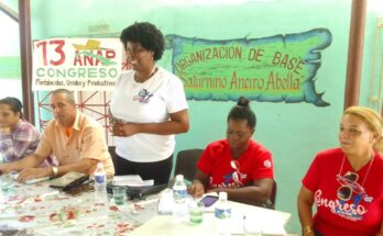 Campesinas floridanas intercambian experiencias con dirigentes de la organización femenina del país