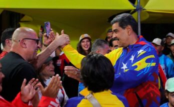 Venezuela está de pie para seguir caminando su destino, afirmó Maduro