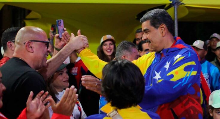 Venezuela está de pie para seguir caminando su destino, afirmó Maduro