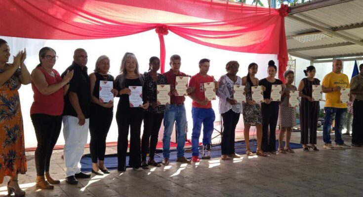 Condecoran a educadores floridanos en acto final de fin de curso