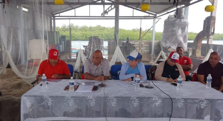 El ministro de la Industria Alimentaria, Alberto López Díaz, agradeció el acompañamiento de las autoridades locales de Florida y la franqueza del intercambio con los pescadores.