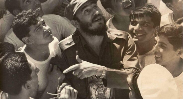 Revelan fotos inéditas de Fidel Castro en buque escuela chileno