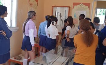 Museo municipal de Florida recibe a estudiantes de Economía
