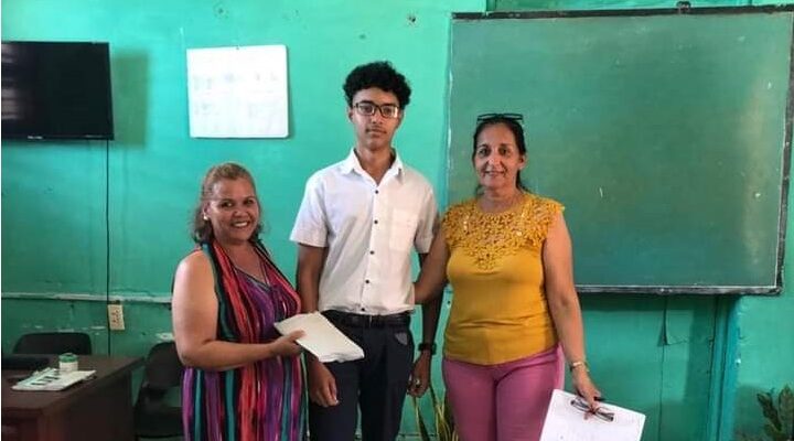Humberto Alejandro Linares Rodríguez, con extraordinarias actitudes intelectuales y estudiante de 12º grado en el Instituto Preuniversitario Urbano República Bolivariana de Venezuela