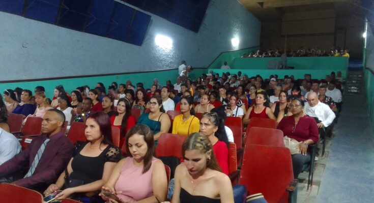 Efectuado en Florida acto de graduación de estudiantes universitarios