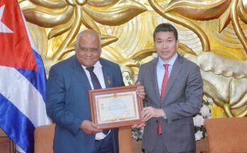 Unión Organizaciones Amistad de Vietnam distingue Embajador de Cuba (+Foto)