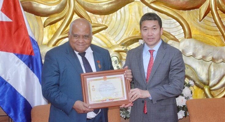 Unión Organizaciones Amistad de Vietnam distingue Embajador de Cuba (+Foto)