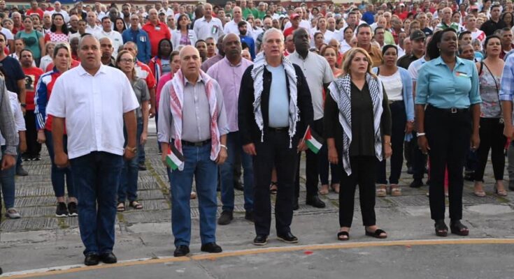 Sancti Spíritus, Cuba, 29 nov (Prensa Latina) El presidente de Cuba, Miguel Díaz-Canel, presidió hoy en esta provincia central del país la Tribuna Antiimperialista en defensa de la causa del pueblo palestino, a la cual asistieron miles de espirituanos. noviembre 29, 2024 | 09:29 El mandatario estuvo acompañado por Roberto Morales, miembro del Buró Político y secretario de Organización del Comité Central del Partido Comunista de Cuba, y por las máximas autoridades del Partido y el Gobierno en Sancti Spíritus. Estudiantes, trabajadores y pueblo en general se congregaron este viernes en la Plaza de la Revolución Mayor General Serafín Sánchez Valdivia para denunciar el genocidio del ejército de ocupación de Israel en el territorio palestino desde el 7 de octubre de 2023. Las palabras centrales del acto estuvieron a cargo de Abran Sánchez, primer secretario del Comité Provincial de la Unión de Jóvenes Comunistas, quien señaló que “la Historia No perdonará a los indiferentes” y calificó como despiadada dicha ocupación. “Los sionistas han llevado a cabo una guerra sin fin”, mientras aseguró que “de los más de 40 mil muertos en su mayoría son mujeres, niños y ancianos” y luego subrayó que nada puede justificar lo que está ocurriendo en Gaza. “El mundo condena la barbarie israelí contra el pueblo palestino. Por esa Palestina de sueños, por esa Palestina de la dignidad y el decoro, por sus niños y mujeres, por la sangre generosa de sus hijos, toda nuestra Solidaridad”, concluyó. En la actividad intervinieron Caroline García, alumna del sexto grado de la Escuela Primaria Serafín Sánchez Valdivia y el máster y doctorante en Ciencias Agrícolas Sanad Abdulralhmam, de la hermana República de Yemen. Caroline reclamó que “se escuche el trinar de los pájaros y No el sonar de las bombas”, en tanto Sanad dijo que “Cada herida y cada mujer o niño martirizado nos estremece en lo más profundo y nos alienta a seguir en defensa de la causa del pueblo palestino”. En nombre de los trabajadores espirituanos Maidenly Toledo, de la Empresa Cárnica Sancti Spíritus, apuntó que “La justicia No puede demorar más. Que nos vea el mundo y nos escuche hasta que por fin un día Palestina tenga paz”. La Plaza de la Revolución se colmó este día de música patriótica y poesía, como la titulada Enamorado de Palestina, la interpretada por el cuarteto A su Tiempo: Palestina, mi amor, y la fuerza del verso de los poetas repentistas, acompañados por la Parranda Espirituana. Como colofón se escuchó la emblemática canción Cuba, qué linda es Cuba. La Tribuna Antiimperialista tuvo lugar a propósito de celebrarse el Día Internacional de Solidaridad con el Pueblo Palestino, declarado el 2 de diciembre de 1977 por la Asamblea General de las Naciones Unidas.