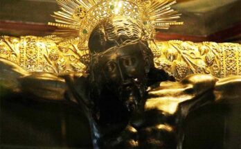 Peregrinos veneran al Cristo Negro de Esquipulas en Guatemala