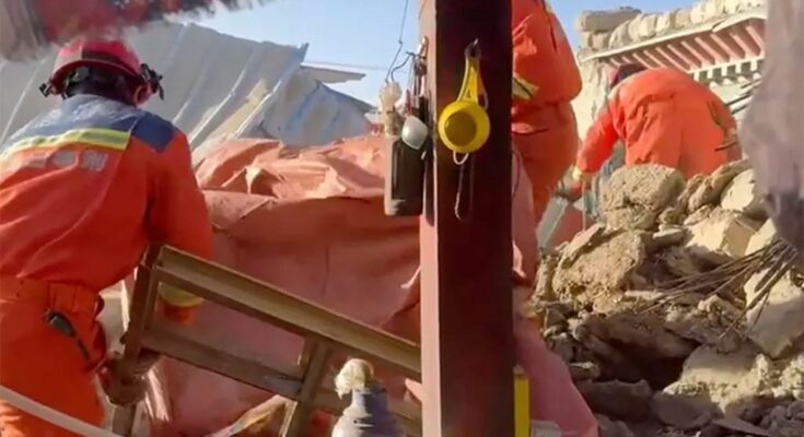 Miles de rescatistas y suministros de emergencia en el Tíbet, China