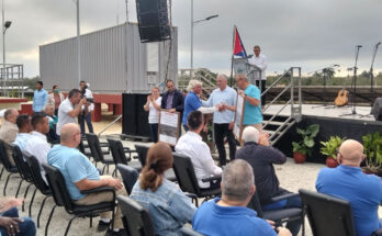 La Habana, 21 feb (ACN) Miguel Díaz-Canel Bermúdez, Primer Secretario del Comité Central del Partido y Presidente de la República, asiste en esta capital a la inauguración del primer parque solar fotovoltaico de los 92 que se construyen en todo el país, como parte de un ambicioso proceso inversionista. El nuevo emplazamiento se encuentra en el Consejo Popular de Cuatro Caminos, perteneciente al municipio de Cotorro, donde cual una vez puesto en funcionamiento generará 21.8 megawatt diarios y representará un ahorro de más de ocho mil toneladas de diesel al año. En el acto de apertura de la instalación junto a Díaz-Canel se encuentran el Comandante de la Revolución Ramiro Valdés, las principales autoridades de la capital; Vicente de la O Levy, ministro de Energía y Minas, y Hua Xin, embajador de la República Popular China en Cuba. También asisten directivos y trabajadores de la Unión Eléctrica y de las entidades que participaron en el montaje y construcción del parque, entre ellos el contingente Blas Roca, por cuya destacada labor en esta misión recibieron diplomas de reconocimiento de manos de Díaz-Canel. La recuperación del sistema electroenergético nacional incluye mejoras en las centrales eléctricas, parques eólicos y otras muchas tareas recogidas en el Plan de Gobierno aprobado con este objetivo. En correspondencia con la estrategia nacional de transición energética, está prevista la instalación hasta 2028 de 92 parques, que aportarán más de dos mil Megawatts (MW) de potencia, según autoridades cubanas.