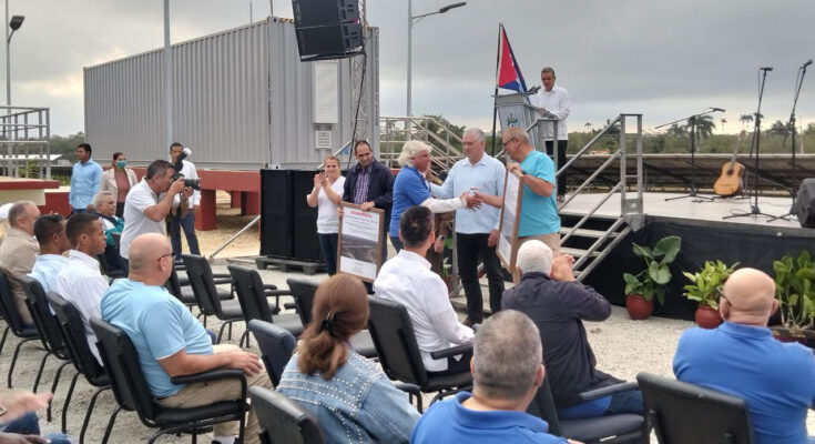 La Habana, 21 feb (ACN) Miguel Díaz-Canel Bermúdez, Primer Secretario del Comité Central del Partido y Presidente de la República, asiste en esta capital a la inauguración del primer parque solar fotovoltaico de los 92 que se construyen en todo el país, como parte de un ambicioso proceso inversionista. El nuevo emplazamiento se encuentra en el Consejo Popular de Cuatro Caminos, perteneciente al municipio de Cotorro, donde cual una vez puesto en funcionamiento generará 21.8 megawatt diarios y representará un ahorro de más de ocho mil toneladas de diesel al año. En el acto de apertura de la instalación junto a Díaz-Canel se encuentran el Comandante de la Revolución Ramiro Valdés, las principales autoridades de la capital; Vicente de la O Levy, ministro de Energía y Minas, y Hua Xin, embajador de la República Popular China en Cuba. También asisten directivos y trabajadores de la Unión Eléctrica y de las entidades que participaron en el montaje y construcción del parque, entre ellos el contingente Blas Roca, por cuya destacada labor en esta misión recibieron diplomas de reconocimiento de manos de Díaz-Canel. La recuperación del sistema electroenergético nacional incluye mejoras en las centrales eléctricas, parques eólicos y otras muchas tareas recogidas en el Plan de Gobierno aprobado con este objetivo. En correspondencia con la estrategia nacional de transición energética, está prevista la instalación hasta 2028 de 92 parques, que aportarán más de dos mil Megawatts (MW) de potencia, según autoridades cubanas.