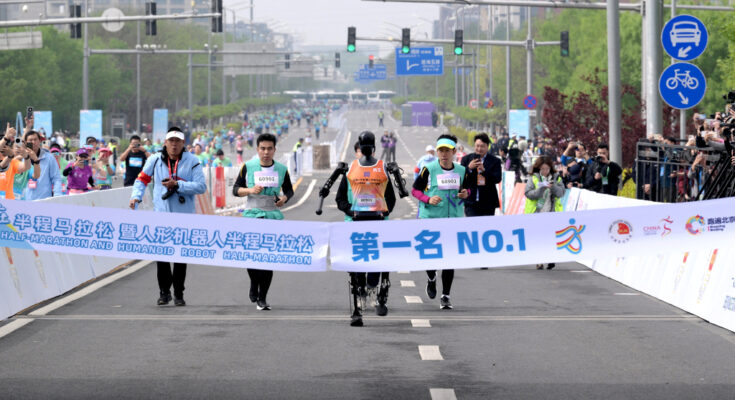 Robots y humanos corrieron juntos por primera vez en maratón de China (+Foto)