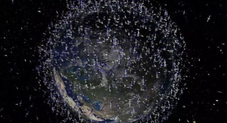 Una nube de desechos espaciales rodea la Tierra