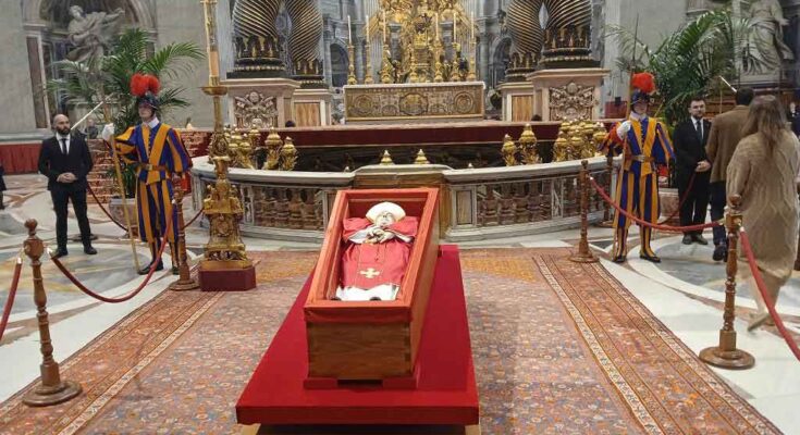 Mar de pueblo en Plaza de San Pedro para despedir al papa Francisco (+Fotos)
