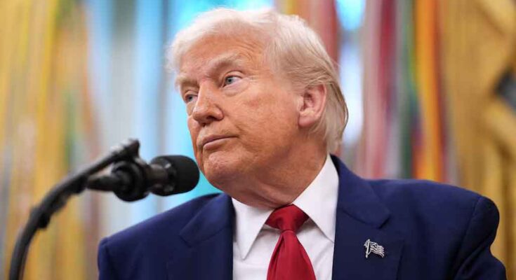 El tema ocupa espacios en medios locales. La sentencia de este miércoles que frenaría la capacidad de Trump para imponer algunos de sus aranceles más amplios también puede haber asestado un duro golpe a toda la agenda económica del mandatario republicano. La principal política económica de Trump ha sido la imposición histórica de aranceles, pero el Gobierno ha descrito sus agresivas medidas comerciales como solo una pata de un taburete de tres patas, dijo CNN. Basada en aranceles, recortes de gasto y recortes de impuestos, la agenda económica de Trump se basa en estos tres componentes para mantenerse firme, añadió la cadena de noticias. La administración Trump ha justificado los aranceles citando una ley de 1977 que le daría al Presidente el poder de regular las importaciones durante ciertas situaciones de emergencia, destacó CBS News. Pero el tribunal rechazó la víspera la interpretación del gobierno de esta ordenanza y dijo que sería inconstitucional que cualquier ley aprobada por el Congreso otorgue al presidente autoridad general para establecer aranceles. El Gobierno de Trump apeló de inmediato, dejando la situación incierta para consumidores y empresas, y posiblemente prolongando la disputa sobre si estas tarifas se mantendrán, lo que podría remodelar la economía global. Un panel de tres jueces de la Corte de Comercio Internacional de Estados Unidos, en Manhattan, emitió el veredicto para frenar esos aranceles globales que Trump impuso invocando poderes económicos de emergencia, incluidos los del pasado 2 de abril que él llamó “Día de la Liberación”. La sentencia también bloquea los gravámenes impuestos a principios de este año contra China, México y Canadá, que dispuso para combatir la presunta entrada de fentanilo a Estados Unidos. El tribunal se pronunció a favor de una orden de restricción permanente que dejará en pausa los aranceles globales de Trump antes de que se hayan alcanzado “acuerdos” con la mayoría de los demás socios comerciales. De tal manera la mayor parte de las tarifas -no todas- tienen puesto un semáforo en rojo. Los aranceles del 30 por ciento a China, los del 25 por ciento sobre algunos productos importados de México y Canadá, y los universales del 10 por ciento sobre la mayoría de los bienes que ingresan a Estados Unidos. Sin embargo, no toca los impuestos del 25 por ciento a los autos, autopartes, acero o aluminio, que están sujetos a la Sección 232 de la Ley de Expansión Comercial, una ordenanza que difiere a la que Trump citó desatar su guerra comercial. Como era de esperar, los mercados enseguida se sacudieron. El portavoz de la Casa Blanca, Kush Desai, reaccionó al fallo defendiendo el razonamiento de los aranceles de que los déficits comerciales de los Estados Unidos con otros países han «creado una emergencia nacional que ha diezmado las comunidades estadounidenses». «No es para jueces no elegidos decidir cómo abordar adecuadamente una emergencia nacional. El presidente Trump se comprometió a poner a Estados Unidos primero, y la administración se compromete a utilizar cada palanca de poder ejecutivo para abordar esta crisis y restaurar la grandeza estadounidense», advirtió en un comunicado. La demanda fue presentada en abril por el grupo de defensa legal libertario Liberty Justice Center en representación de la distribuidora de vinos VOS Selections y otras cuatro pequeñas empresas que alegaron haber sido gravemente perjudicadas por los aranceles. Según detalló CNN, el panel tomó una decisión unánime, publicando una opinión sobre la demanda de VOS y también sobre otra presentada por 12 estados demócratas contra las tarifas de Trump. El 2 de abril, Trump anunció sus aranceles “recíprocos”, aunque el 9 de abril decidió una pausa de 90 días, pero mantuvo el impuesto universal del 10 por ciento sobre la mayoría de los bienes que ingresan a Estados Unidos.
