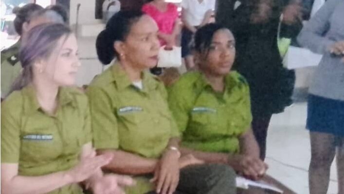 Jenny Lozada Johnson, el orgullo de formar filas en el Ministerio del Interior (al centro)