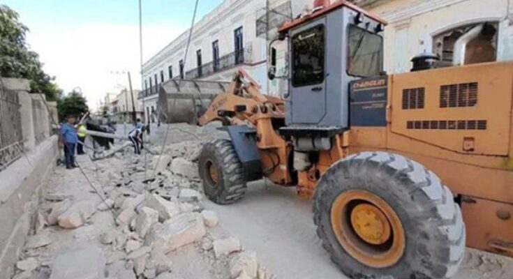 Acciones de saneamiento tras derrumbe en la ciudad de Cárdenas