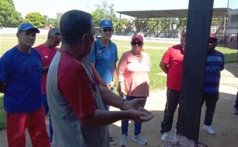 Recorre instalaciones deportivas de Florida el presidente de la Federación Cubana de Béisbol y Softbol
