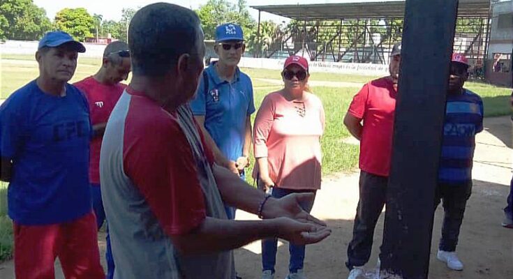 Recorre instalaciones deportivas de Florida el presidente de la Federación Cubana de Béisbol y Softbol