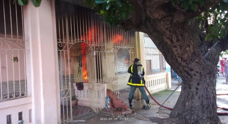 Sofocan incendio en casa habitada en la ciudad de Florida