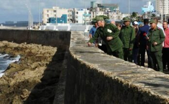 Presidente de Cuba encabeza homenaje popular a Camilo Cienfuegos