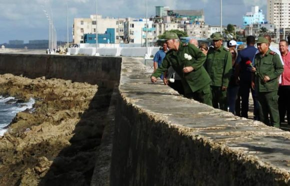 Presidente de Cuba encabeza homenaje popular a Camilo Cienfuegos