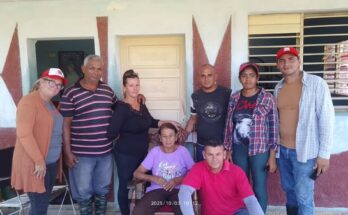 La Primera Secretaria del PCC en Florida Liliana Boudet Nápoles Lili (primera de izquierda a derecha) y otros dirigentes del Buró Municipal, el gobierno y la ANAP junto a la familia Braña Cervantes.