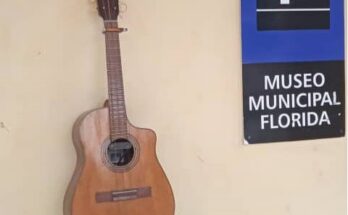 Expone el Museo Municipal de Florida el Tres que acompañó al músico Miguel Barrueto