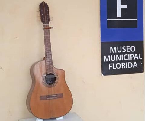 Expone el Museo Municipal de Florida el Tres que acompañó al músico Miguel Barrueto