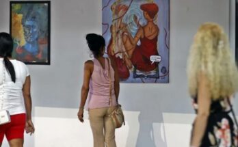 Medio centenar de artistas visibilizan a las mujeres en muestra colectiva en Cuba
