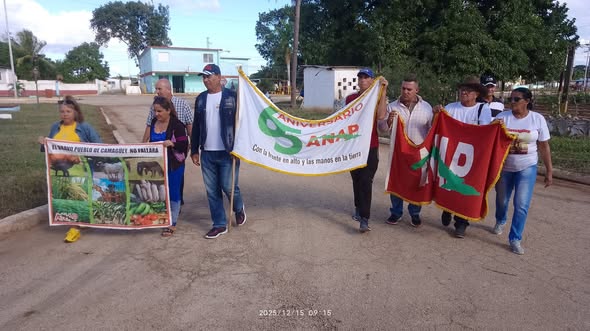 Farmers from Camagüey hand over the 65th Anniversary flag of their organization to their counterparts from Ciego de Ávila (+Post)
