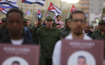 Encabeza Díaz-Canel marcha en honor a los 32 héroes