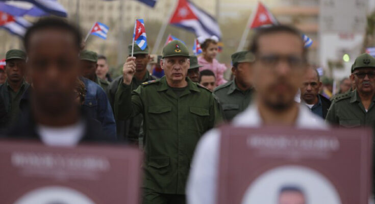 Encabeza Díaz-Canel marcha en honor a los 32 héroes