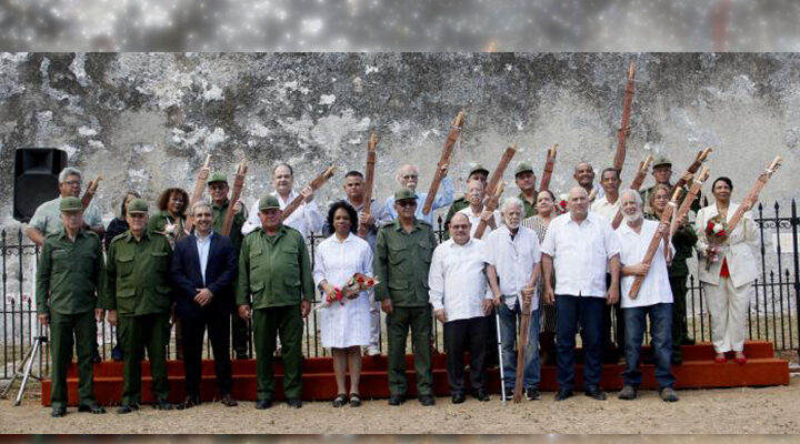Entregaron Fuerzas Armadas réplica del machete de Máximo Gómez