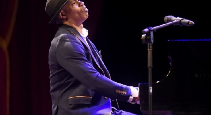 Roberto Fonseca al piano en Cuba con La nuit. Jazz à La Havane