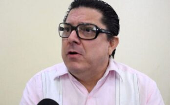 Managua, 13 abr (Prensa Latina) El bloqueo económico, comercial y financiero impuesto por Estados Unidos contra Cuba constituye el eje central de uno de los conflictos políticos más prolongados del hemisferio occidental, afirmó el analista nicaragüense Xavier Díaz-Lacayo. abril 13, 2026 | 01:44 En un análisis publicado en su perfil de la red social Facebook, el experto destacó que esta política, vigente desde 1962, restringe el comercio, las inversiones y el acceso a financiamiento internacional, con efectos acumulativos en sectores clave de la economía y la vida cotidiana de la población cubana. Díaz-Lacayo hizo referencia a recientes declaraciones a medios de prensa internacionales ofrecidas por presidente Miguel Díaz-Canel, quien señaló que Washington debería revisar “cuán cruel ha sido con Cuba”, en alusión al impacto sostenido de esa normativa unilateral. El experto recordó que, tras el triunfo de la Revolución Cubana (1959), el gobierno estadounidense consideró el nuevo rumbo político de la isla como una amenaza estratégica, lo cual derivó en acciones de presión económica y diplomática, así como en operaciones encubiertas y confrontaciones propias de la Guerra Fría. Entre los episodios más relevantes mencionó la Invasión mercenaria por Playa Girón, apoyada por la Agencia Central de Inteligencia, cuyo fracaso consolidó la posición del gobierno cubano. Asimismo, mencionó la llamada crisis de octubre en Cuba, al tiempo que resaltó la existencia de programas orientados a debilitar al gobierno de la isla mediante sabotajes, campañas de propaganda y apoyo a grupos opositores, interpretados como parte de una estrategia de contención ideológica. El bloqueo ha generado limitaciones en el acceso a tecnología y medicamentos, dificultades para comerciar en mercados internacionales y mayores costos en importaciones, lo cual ha sido ampliamente cuestionado por su impacto en la población civil, señaló Díaz-Lacayo. En ese sentido-agregó-diversos organismos internacionales han señalado las consecuencias de estas restricciones, mientras la Asamblea General de las Naciones Unidas vota cada año mayoritariamente contra la continuidad del embargo. “El término inhumano se ha utilizado en múltiples discursos para describir el impacto prolongado de estas políticas”, señaló Díaz-Lacayo, quien agregó que, desde la perspectiva cubana y de sectores críticos, estas acciones son vistas como injustas, desproporcionadas y crueles, mientras en enfoques norteamericanos se justifican como instrumentos de política exterior.