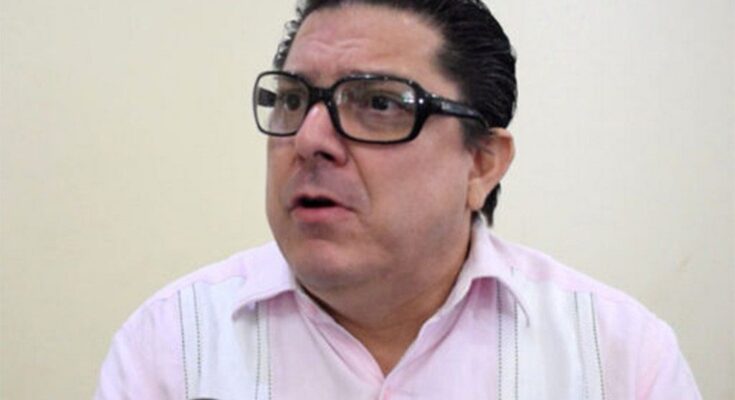 Managua, 13 abr (Prensa Latina) El bloqueo económico, comercial y financiero impuesto por Estados Unidos contra Cuba constituye el eje central de uno de los conflictos políticos más prolongados del hemisferio occidental, afirmó el analista nicaragüense Xavier Díaz-Lacayo. abril 13, 2026 | 01:44 En un análisis publicado en su perfil de la red social Facebook, el experto destacó que esta política, vigente desde 1962, restringe el comercio, las inversiones y el acceso a financiamiento internacional, con efectos acumulativos en sectores clave de la economía y la vida cotidiana de la población cubana. Díaz-Lacayo hizo referencia a recientes declaraciones a medios de prensa internacionales ofrecidas por presidente Miguel Díaz-Canel, quien señaló que Washington debería revisar “cuán cruel ha sido con Cuba”, en alusión al impacto sostenido de esa normativa unilateral. El experto recordó que, tras el triunfo de la Revolución Cubana (1959), el gobierno estadounidense consideró el nuevo rumbo político de la isla como una amenaza estratégica, lo cual derivó en acciones de presión económica y diplomática, así como en operaciones encubiertas y confrontaciones propias de la Guerra Fría. Entre los episodios más relevantes mencionó la Invasión mercenaria por Playa Girón, apoyada por la Agencia Central de Inteligencia, cuyo fracaso consolidó la posición del gobierno cubano. Asimismo, mencionó la llamada crisis de octubre en Cuba, al tiempo que resaltó la existencia de programas orientados a debilitar al gobierno de la isla mediante sabotajes, campañas de propaganda y apoyo a grupos opositores, interpretados como parte de una estrategia de contención ideológica. El bloqueo ha generado limitaciones en el acceso a tecnología y medicamentos, dificultades para comerciar en mercados internacionales y mayores costos en importaciones, lo cual ha sido ampliamente cuestionado por su impacto en la población civil, señaló Díaz-Lacayo. En ese sentido-agregó-diversos organismos internacionales han señalado las consecuencias de estas restricciones, mientras la Asamblea General de las Naciones Unidas vota cada año mayoritariamente contra la continuidad del embargo. “El término inhumano se ha utilizado en múltiples discursos para describir el impacto prolongado de estas políticas”, señaló Díaz-Lacayo, quien agregó que, desde la perspectiva cubana y de sectores críticos, estas acciones son vistas como injustas, desproporcionadas y crueles, mientras en enfoques norteamericanos se justifican como instrumentos de política exterior.