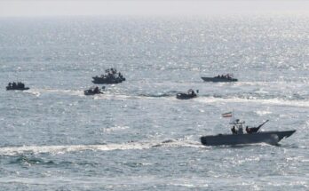 El ministro de Relaciones Exteriores de Irán, Abbas Araghchi, negó nuevamente este martes que Teherán esté en negociaciones con Estados Unidos, desmintiendo otra vez al presidente de Estados Unidos, Donald Trump, que de amenazar a la nación persa con ataques a su planta energética si no abre totalmente el estrecho de Ormuz, ha pasado a decir que dejará la seguridad de esa vía marítima a otros países. “Lo que está ocurriendo no son negociaciones, sino un intercambio de mensajes. Mensajes que se transmiten directamente o a través de aliados regionales”, aclaró Araghchi, confirmando que Irán sigue recibiendo mensajes del enviado estadounidense Steve Witkoff, lo que no implica negociaciones. Según el canciller iraní, los mensajes incluyen advertencias y opiniones mutuas. “El intercambio de mensajes se realiza dentro de un marco oficial, bajo la supervisión del Gobierno y del Consejo Supremo de Seguridad Nacional”, dijo. Añadió que “no se están llevando a cabo negociaciones con ninguna parte en concreto y los mensajes se intercambian a través del Ministerio de Relaciones Exteriores y en coordinación con las instituciones de seguridad”. Araghchi afirmó que Irán aún no ha respondido a las 15 propuestas presentadas por EE.UU. ni ha presentado sus condiciones para poner fin al conflicto, pero enfatizó que Teherán “no aceptará un alto el fuego" y exige "el fin total de la guerra en toda la región". Aseguró que Irán está “preparado para cualquier confrontación terrestre”, pero espera que sus enemigos no cometan errores de cálculo para iniciarla. En otras declaraciones en sus redes sociales, el jefe de la diplomacia iraní denunció que Israel ejecuta bombardeos “sin pudor alguno” contra empresas farmacéuticas en territorio iraní, y advirtió que esas acciones serán castigadas “severamente”. “Los criminales de guerra de Israel están ahora bombardeando abiertamente y sin pudor alguno empresas farmacéuticas. Sus intenciones son claras. Lo que no entienden es que no están tratando con civiles palestinos indefensos. Nuestras poderosas Fuerzas Armadas castigarán severamente a los agresores”, dijo. El medio iraní PressTV informó que misiles lanzados por Israel alcanzaron el complejo industrial de Tofigh Darou, donde quedaron destruidas las unidades de producción e investigación y desarrollo. Esa industria produce materias primas farmacéuticas, parte de las cuales se emplean en medicamentos para pacientes con cáncer. También este martes, el presidente Masoud Pezeshkian declaró que Irán está dispuesto a cesar su lucha armada contra la agresión estadounidense-israelí si recibe firmes garantías de que no volverá a ser atacado en el futuro. “La única manera de normalizar la situación actual es el cese de ataques por parte de Estados Unidos e Israel”, afirmó el mandatario durante una llamada telefónica con el presidente del Consejo Europeo, António Costa. “No hemos buscado la tensión ni la guerra en ningún momento y tenemos la determinación necesaria para poner fin a esta guerra si se cumplen las condiciones requeridas, especialmente las garantías necesarias para prevenir que la agresión se repita”, dijo en declaraciones recogidas por Press TV. Pezeshkian afirmó que Irán respeta la soberanía de sus países vecinos y nunca ha pretendido atacarlos. Sostuvo que Teherán ha tenido que atacar las bases estadounidenses ubicadas en esos países, que “no han cumplido con su responsabilidad internacional de impedir el uso de su territorio para los ataques” contra la nación persa. Criticó a la Unión Europea por adoptar “un enfoque destructivo contra Irán” de asumir políticas y posturas basadas en el derecho internacional, señalando a Irán pero ignorando la agresión contra su territorio, que viola todos los principios –añadió– por los que el bloque comunitario supuestamente se guía. En Estados Unidos, el presidente Donald Trump anunció este martes que su país planea retirarse de Irán en dos o tres semanas y dejará a otros las responsabilidades directas sobre la seguridad del estrecho de Ormuz, señalando que serán las naciones que dependen de esta vía estratégica para el transporte de petróleo las que deberán asumir ese rol. “Lo que pasa en el estrecho no será asunto nuestro. Podrán abastecerse y arreglárselas por su cuenta”, afirmó Trump en una conferencia de prensa en la Casa Blanca sugiriendo que países como China, Francia u otras naciones interesadas en la región deberán asumir esa responsabilidad. Las declaraciones de Trump –que a inicios de marzo decía que la ofensiva contra Irán sería una “breve excursión” y luego fue cambiando los plazos a semanas– surgieron después de indicar que piensa haber cumplido con su misión en Oriente Medio y que considera una retirada en las próximas dos o tres semanas. La Guardia Revolucionaria iraní afirmó este martes que atacará desde este miércoles las oficinas en Oriente Medio de compañías tecnológicas estadounidenses como parte de la guerra en la región. El Cuerpo de la Guardia Revolucionaria Islámica (CGRI) y el ejército iraní llevaron a cabo este martes múltiples operaciones como parte de la Operación Promesa Verdadera 4. Hasta la fecha, las fuerzas armadas iraníes han lanzado 88 oleadas de ataques con misiles y drones contra instalaciones militares israelíes en los territorios ocupados, así como contra bases y activos estadounidenses en toda la región de Asia Occidental. El movimiento de resistencia libanés Hizbulá y la Resistencia Islámica en Irak también se han sumado a los ataques contra las fuerzas que atacan a Irán. El Gobierno iraní adelantó, además, que cuando se reabra totalmente el estrecho de Ormuz, seguirá cerrado para EE.UU. El estancamiento del flujo de petróleo por Ormuz y las interrupciones en la producción debido a la guerra contra Irán han llevado a los analistas a aumentar sus pronósticos de precios anuales. Algunos analistas afirman que el petróleo podría poner a prueba su récord de 147 dólares por barril alcanzado en 2008, en un escenario de riesgo en el que el estrecho permanezca cerrado durante un período prolongado. En general, prevén que los flujos de suministro se recuperen gradualmente en abril y mayo, aunque se espera que los precios se mantengan elevados incluso después. Entretanto, el precio medio de la gasolina en Estados Unidos ha superado la barrera de los cuatro dólares por galón (3.78 litros) por primera vez desde agosto de 2022, impulsado por la inestabilidad en el suministro global de crudo tras el estallido de la guerra contra Irán.