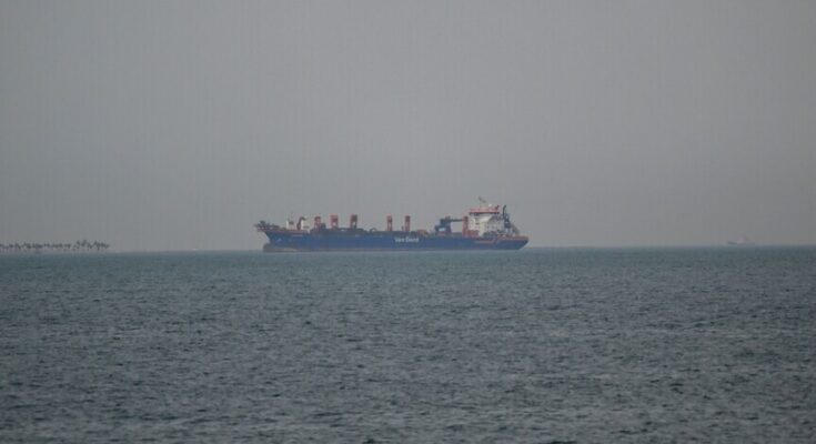 Primeros buques cruzan el estrecho de Ormuz tras tregua