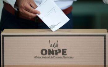 La mega-cédula electoral peruana, enorme, pesada y costosa