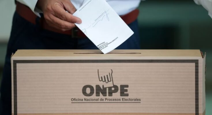 La mega-cédula electoral peruana, enorme, pesada y costosa